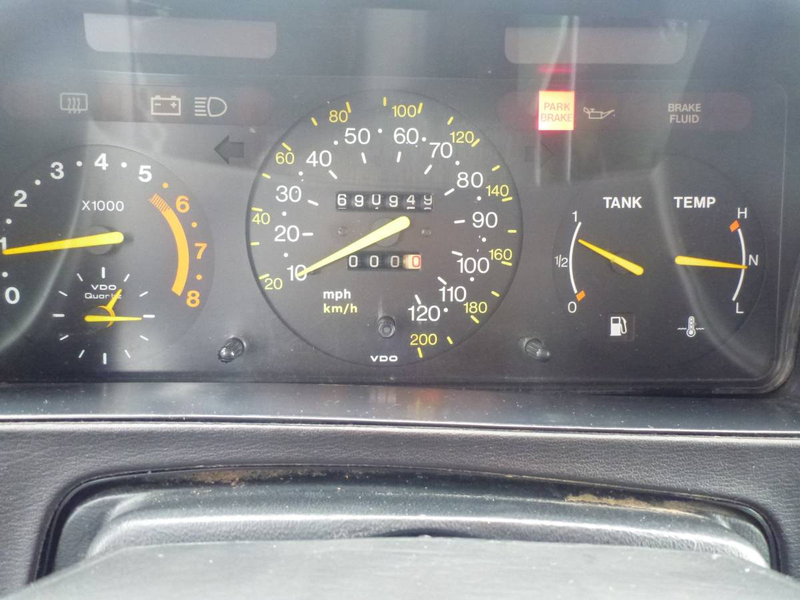 Illustration for article titled At $4,500, Could This 1979 Saab 900 EMS Make it Easy Being Grön?